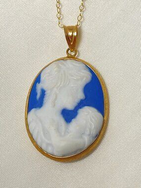 10KT Gold  Mother and Child Cameo Pendant with 18-inch 10KT Gold Chain. NWOT